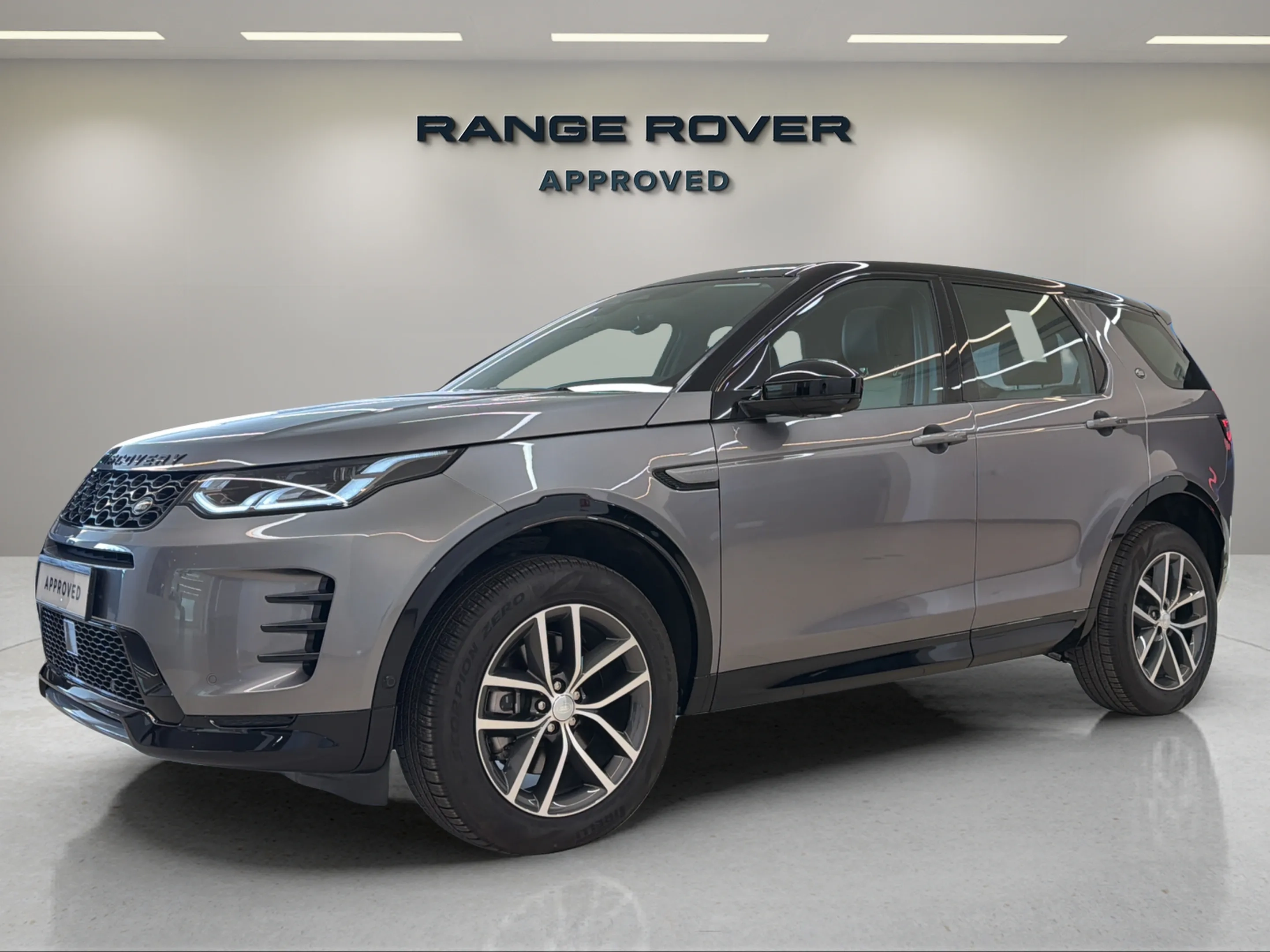 Land Rover Discovery Sport Dynamic Se 2025 in Saudi Arabia