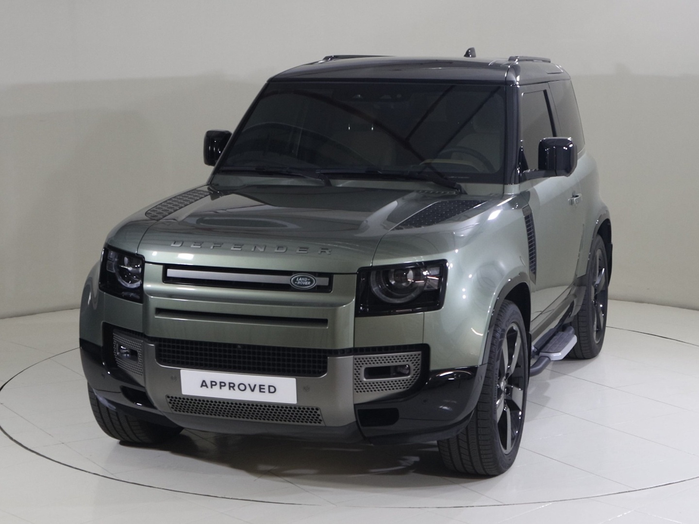 Land Rover Defender 90 X-dynamic Hse 2025 in Uae